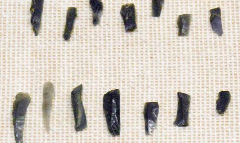 約13,000 - 12,000年前の黒曜石でできた細石刃